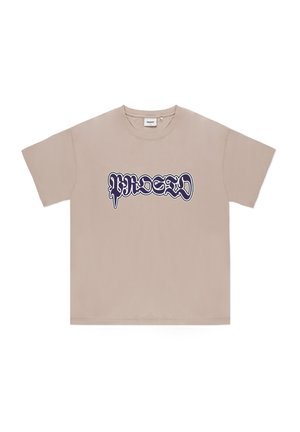 Beżowa bawełniana koszulka o luźnym kroju, z dużym fioletowym graficznym napisem na przodzie. Okrągły dekolt i krótkie rękawy.