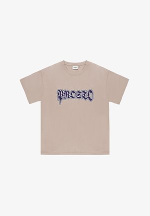 Beżowa bawełniana koszulka o luźnym kroju, z dużym fioletowym graficznym napisem na przodzie. Okrągły dekolt i krótkie rękawy.