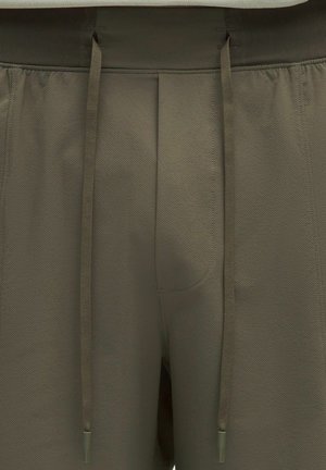 lululemon, LICENSE TO TRAIN LINED 18CM - Pantaloncini sportivi - army green