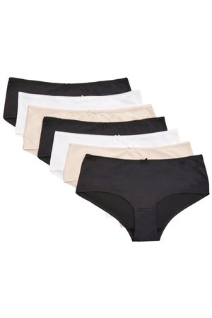 Zeven paren dames hipsterondergoed in zwart, wit en beige. Kenmerken zijn een elastische tailleband en decoratieve strikjes aan de voorkant.