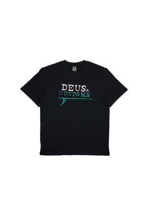 Schwarzes Baumwoll-T-Shirt mit Rundhalsausschnitt. Auf der Front steht "DEUS CUSTOMS" in grauen und blauen Buchstaben. Kurze Ärmel, normale Passform.