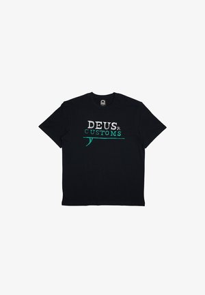 Schwarzes Baumwoll-T-Shirt mit Rundhalsausschnitt. Auf der Front steht "DEUS CUSTOMS" in grauen und blauen Buchstaben. Kurze Ärmel, normale Passform.