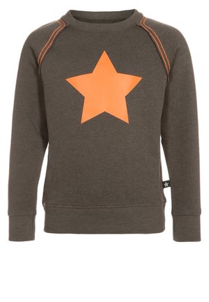 Sweat-shirt à manches longues gris foncé avec une étoile orange vif sur le devant et des coutures orange le long des coutures d'épaule.