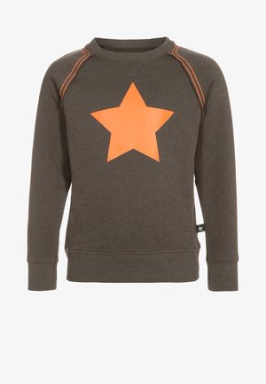 Mørkegrå langærmet sweatshirt med en lys orange stjerne på fronten og orange syninger langs skuldersømmene.