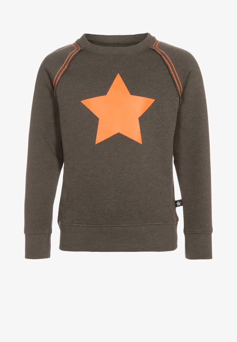 Sweat-shirt à manches longues gris foncé avec une étoile orange vif sur le devant et des coutures orange le long des coutures d'épaule.