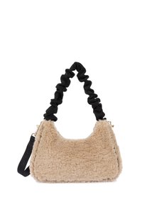Gestructureerde beige shearling handtas met een zwarte, gathered stoffen schouderband en gouden hardwareaccenten. Onderscheidende driehoekige vorm.