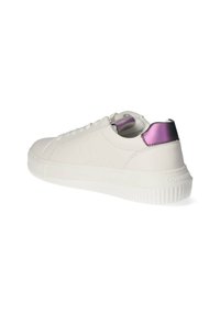 Białe sneakersy z gładkiej skórzanej cholewki, okrągłym noskiem i płaskimi sznurowadłami. Posiadają błyszczący fioletowy uchwyt na pięcie i teksturowaną białą gumową podeszwę.