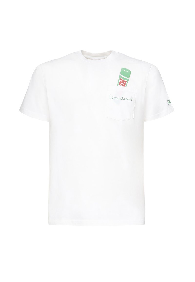 Camiseta blanca de algodón con un diseño gráfico de bolsillo que presenta una botella verde y el texto "¿Limoniamo?". Tienen mangas cortas y estilo de cuello redondo.