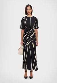 Nanushka BRANTLEY - Maxi ruha - light fringe