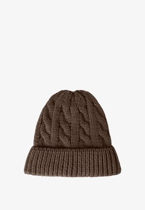 Berretto lavorato a maglia marrone con un motivo a treccia, caratterizzato da un orlo a coste nella parte inferiore. Realizzato in filato spesso, offre un aspetto testurizzato.