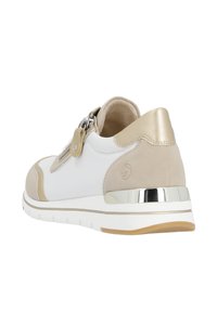 Weißer Sneaker mit beige und goldenen Akzenten, aus glattem Leder und Wildleder, runde Form, mit einem metallischen Fersendetail und Reißverschluss.