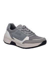 Sneaker grigio con un mix di materiale scamosciato e mesh, una suola intermedia bianca, suola in gomma, punta tonda e design delle stringhe piatte.