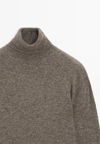 Brauner heathered Wollrollkragenpullover mit geripptem Kragen und Bündchen, flach auf einem weißen Hintergrund ausgelegt.