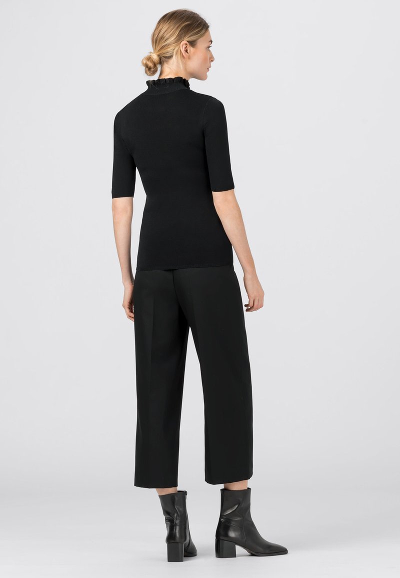 Damen T-Shirts | HALLHUBER MIT RÜSCHENKRAGEN T-Shirt print schwarz - PG20478 Damen T-Shirts | HALLHUBER MIT RÜSCHENKRAGEN T-Shirt print schwarz - PG20478