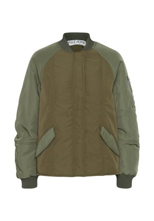 Õlivärvi pommikindel jope, millel on sile tekstuur, ribatud varrukate mansetid, küljetaskud ja vetthülgav varrukatasku. Brändi silt nähtav sees.