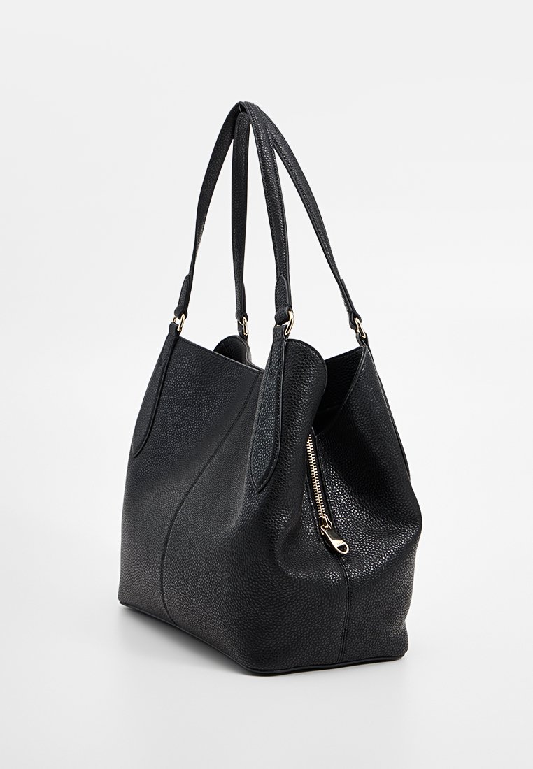 Czarna, teksturowana skórzana torebka z dwoma długimi uchwytami, z detalem zamka błyskawicznego po jednej stronie i luźnym fasonem.