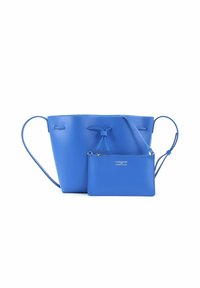 Sac seau en cuir bleu avec fermeture à cordon et bandoulière, accompagné d'une petite pochette zippée assortie.