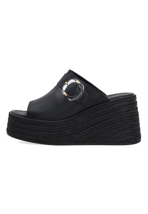 Schwarze Leder-Sandalette mit offenem Zehenbereich, Keilabsatz, geflochtener Plateau-Sohle und klarem runden Schnallenverschluss auf einem breiten Riemen über dem Spann.