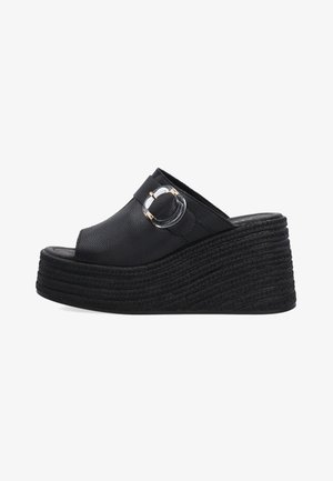 Zwarte leren open teen sleehak sandaal met gevlochten platformzool en doorzichtige ronde gesp op brede band over de wreef.