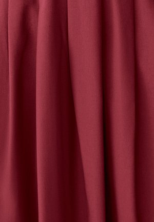 Bordo audinys su švelnia tekstūra, vizualiai krentantis, su subtiliomis klostėmis ir lygiu paviršiumi, tinkantis drabužiams ar apmušalams.