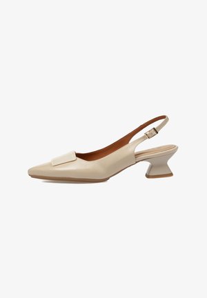 Zapato slingback de cuero beige con punta puntiaguda, correa decorativa en la parte delantera, hebilla ajustable y tacón medio ancho y acampanado.