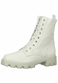 Bota de combate blanca de cuero con un cierre de cordones en la parte delantera, ojales de metal y suela de goma gruesa con un patrón de taco robusto.