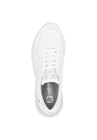 Baskets blanches avec une tige en cuir lisse, bout perforé, semelle intérieure texturée grise et design à lacets. Présente un logo minimaliste.
