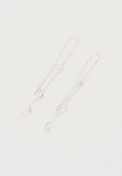 Ασημένια σκουλαρίκια κρεμαστά με επιμήκη οβάλ σχήματα και λεπτή αλυσίδα, με μινιμαλιστικό σχέδιο και ομαλή υφή.