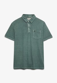 Polo vert à manches courtes avec col boutonné et poche poitrine, présenté sur un fond blanc uni.