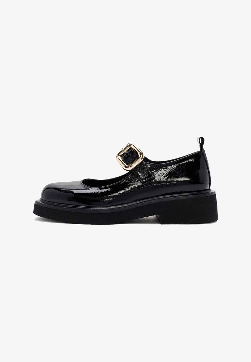 Chaussures Mary Jane en cuir verni noir avec un bout arrondi, une large bride et une boucle dorée, ainsi qu'une épaisse semelle en caoutchouc noire.