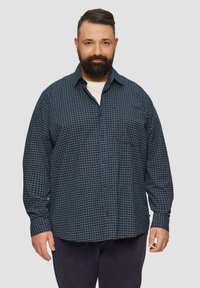 Marine geruite shirt met wit rasterpatroon, knoopsluiting aan de voorkant en lange mouwen, gemaakt van zachte stof, gecombineerd met donkere broeken.