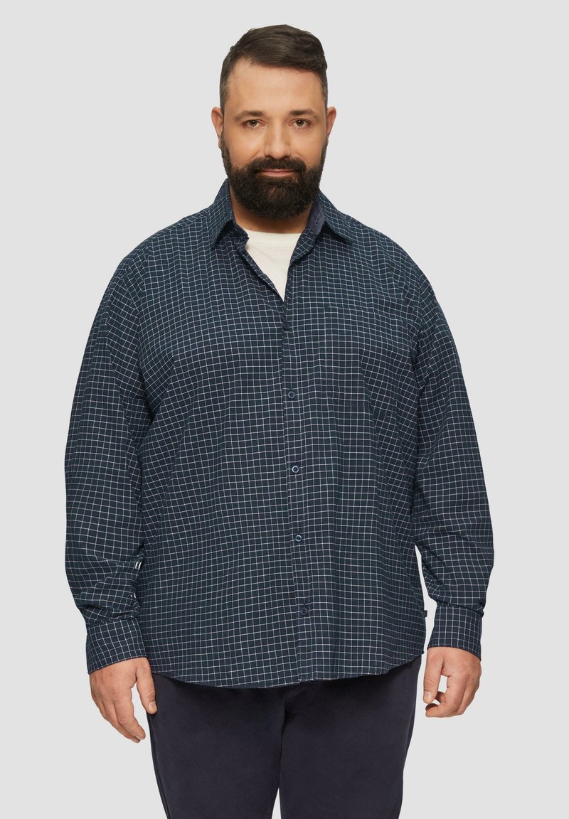 Marine geruite shirt met wit rasterpatroon, knoopsluiting aan de voorkant en lange mouwen, gemaakt van zachte stof, gecombineerd met donkere broeken.