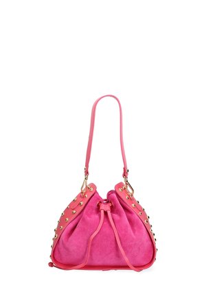 Sac seau en daim rose avec une fermeture à cordon, comportant des clous dorés le long des bords et une bandoulière en cuir rose lisse.