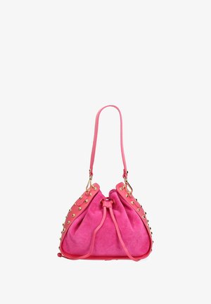 Roze suède emmer-bag met een trekkoordsluiting, voorzien van gouden studs langs de randen en een soepel roze leren hengsel.