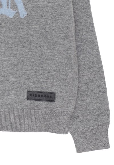 Maglione grigio lavorato a maglia con finitura testurizzata, caratterizzato da un design blu chiaro e un'etichetta logo nera "RICHMOND" sul fondo.