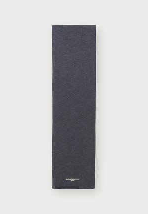Dunkelblauer Schal aus weichem Stoff, mit einer schlichten Textur und einem Logo in der Nähe der unteren Ecke. Lange und rechteckige Form.