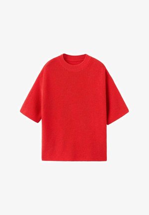 Rode gebreide trui met korte mouwen en een ronde hals, met een gestructureerd patroon en een ontspannen pasvorm, getoond tegen een effen achtergrond.
