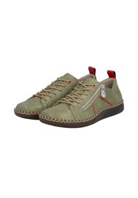 Paire de chaussures décontractées en cuir vert olive avec lacets beige, fermeture éclair latérale, languettes rouges contrastantes et coutures détaillées sur des semelles foncées.