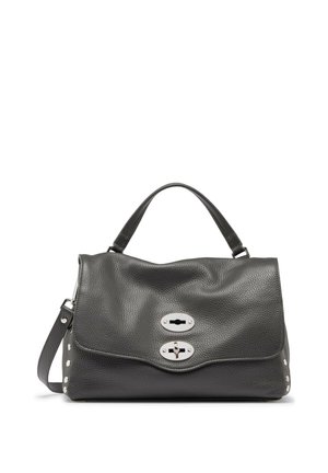 Borsa a mano in pelle nera con superficie testurizzata, manico superiore, tracolla rimovibile e due chiusure a torsione argentate sulla patta frontale.