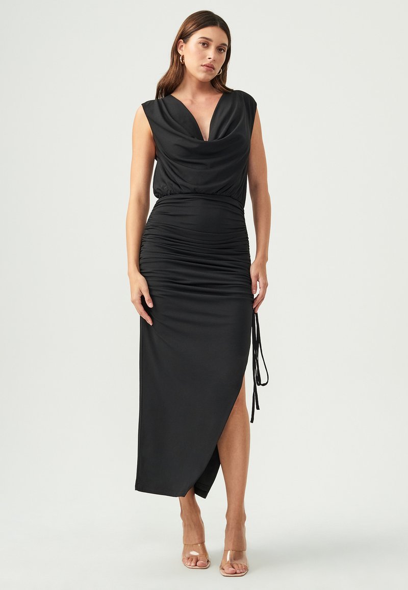 Schwarzes Kleid mit drapiertem Ausschnitt, taillierter Passform und geraffter Textur. Verfügt über einen hohen Seitenschlitz und verstellbare Bänder am Saum.