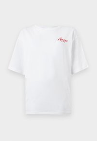 Λευκό T-shirt με κοντά μανίκια, κόκκινο κείμενο «Amour» και μικρές καρδιές τυπωμένες στο πάνω αριστερό μέρος του στήθους.