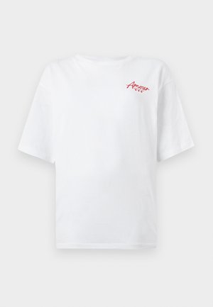 Hvit T-skjorte med korte ermer, med rød "Amour"-tekst og små hjerter trykt på øvre venstre bryst.