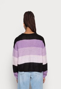 Maglione a maglia con righe orizzontali in lilac, viola chiaro e nero. Presenta una vestibilità rilassata, maniche lunghe e texture a coste.