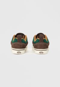 Priahmad Vans tossud, pruunis, rohelises ja tanis nahast, vaadates taga poolt valgel taustal.