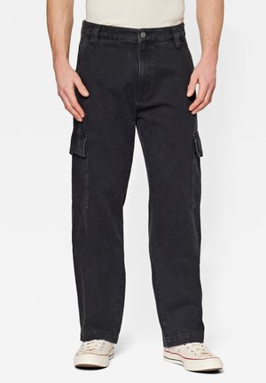 Schwarze Cargo-Hosen mit einer lockeren Passform, die seitliche Taschen, einen Reißverschluss und einen Knopfverschluss aufweisen. Der Stoff wirkt strapazierfähig mit einer matten Oberfläche.