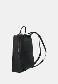 Zaino in pelle nera con un design strutturato, due scomparti con zip, spallacci regolabili e una tasca verticale sul retro.