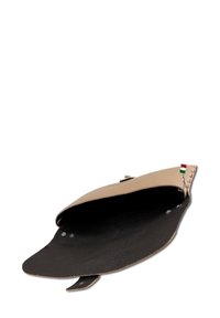 Beige leren clutch portemonnee met een gladde afwerking, zwarte binnenvoering, metalen drukknoopsluiting en decoratieve stiksels. Bevat een klein accent van de Italiaanse vlag.