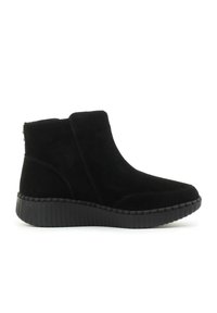 Stivaletti alla caviglia in suede nero con suola piatta testurizzata, caratterizzati da un design senza cuciture e dettagli di cucitura sottili sui lati.