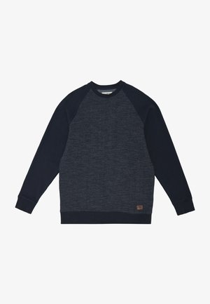 Granatowa bluza z teksturowanym korpusem, raglanowymi rękawami, ściągaczami przy mankietach i u dołu. Posiada małą skórzaną metkę u dołu.