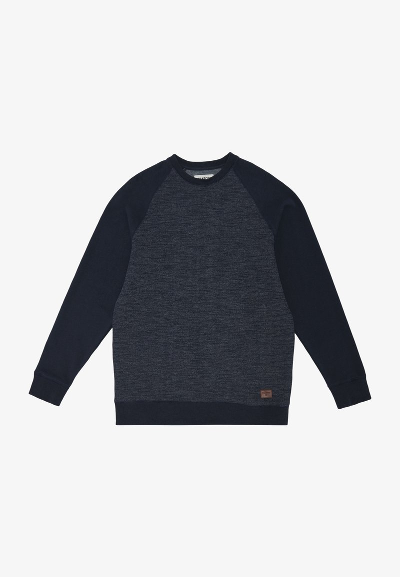 Granatowa bluza z teksturowanym korpusem, raglanowymi rękawami, ściągaczami przy mankietach i u dołu. Posiada małą skórzaną metkę u dołu.